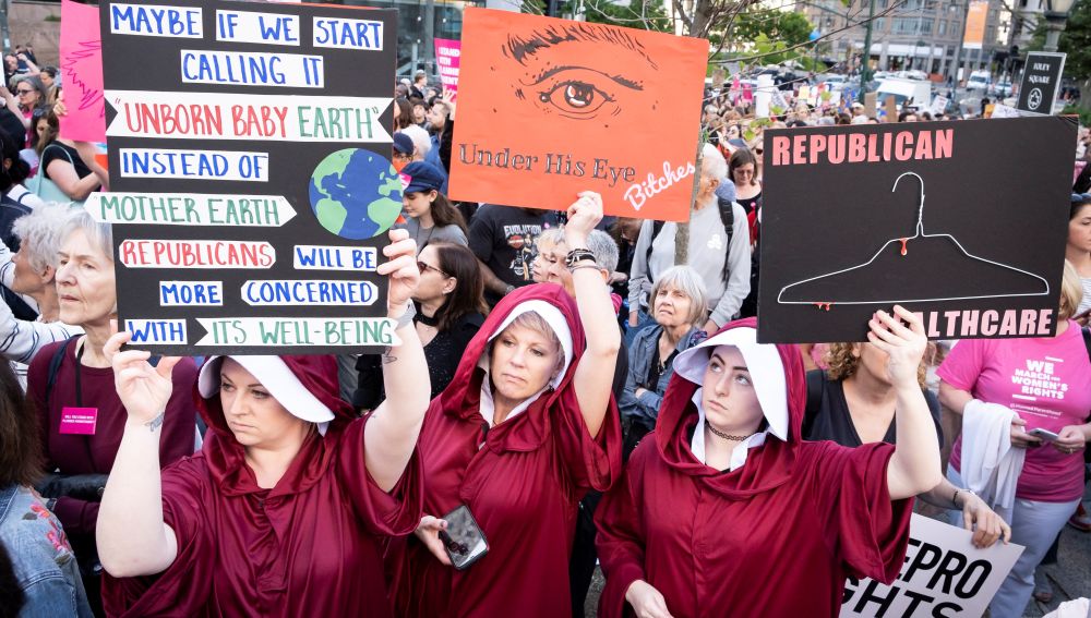 Personas participan en una manifestación a favor del aborto celebrada este martes en Foley Square