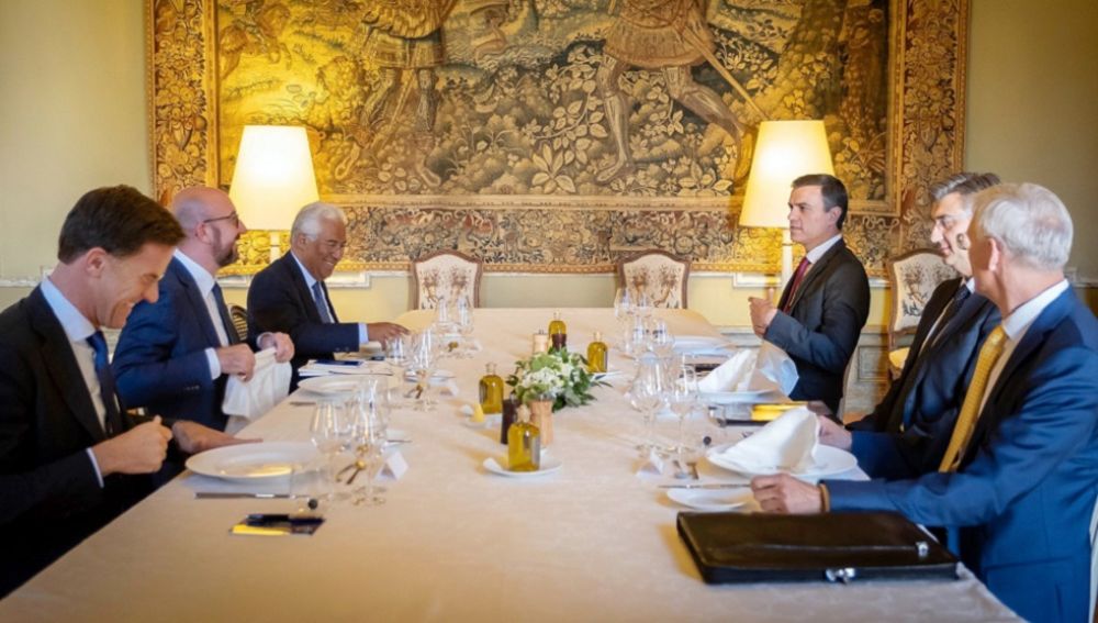 Imagen de la reunión informal que mantuvo Sánchez Sánchez en Bruselas para avanzar en el reparto de cargos de la UE