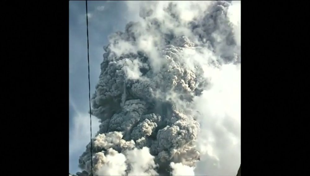La impresionante erupción de un volcán en Indonesia