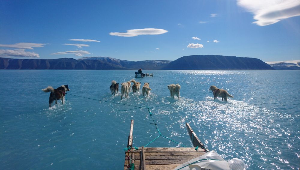 La nueva imagen viral del calentamiento global Groenlandia: agua donde había hielo