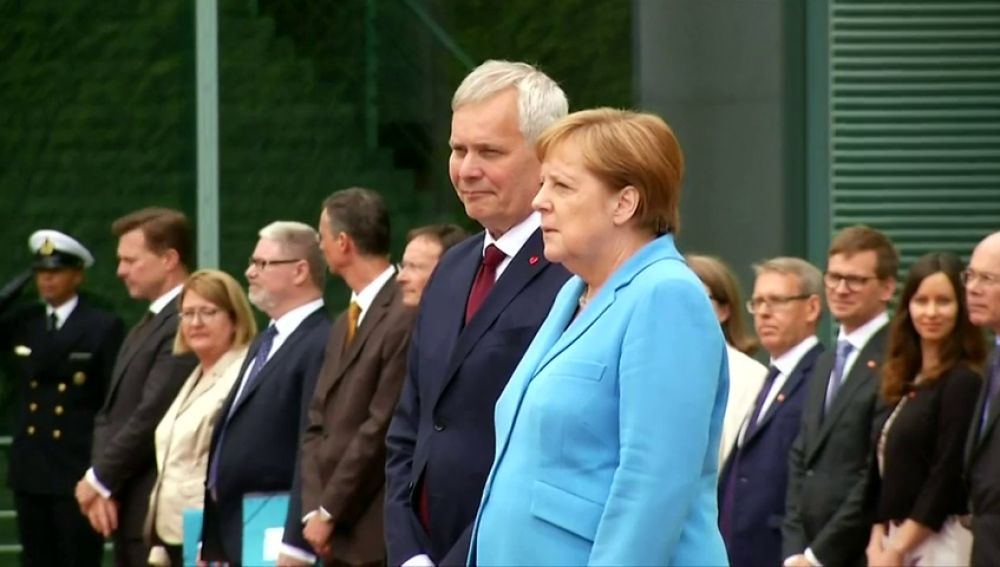 Tercer episodio de temblores de Angela Merkel en un acto público