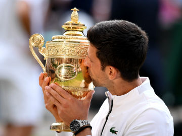 Djokovic besa el trofeo de Wimbledon