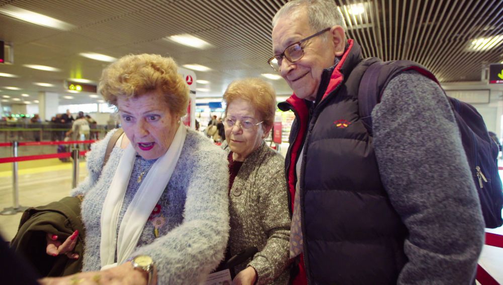 La primera gran dificultad de los viajeros de 'Por el mundo a los 80': ¡Hacer el check-in!
