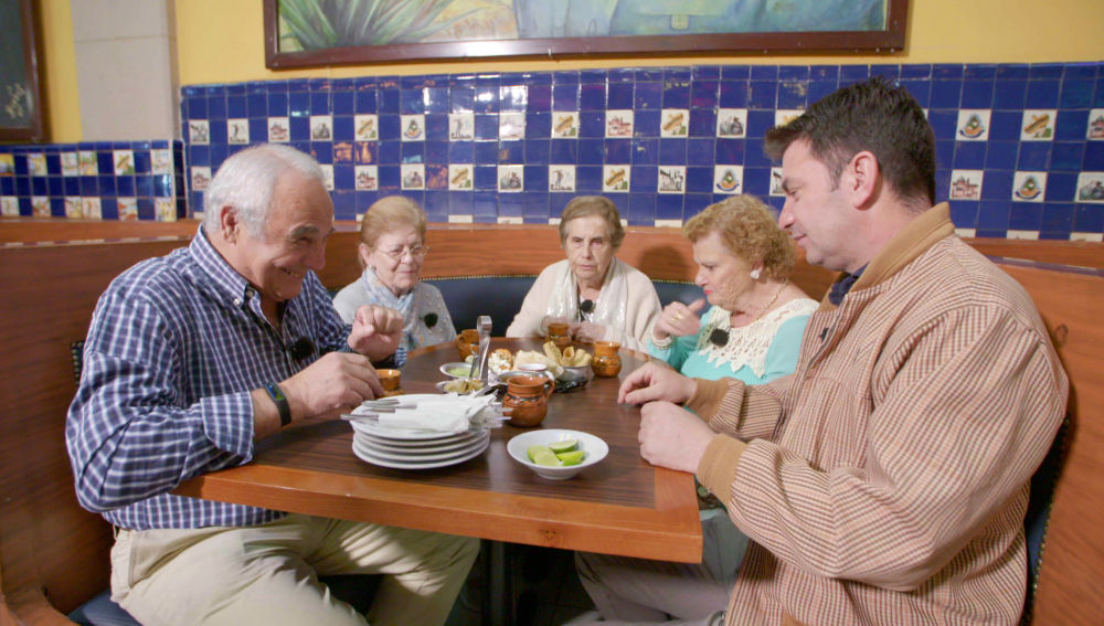 Los viajeros disfrutan de una cena con mariachis… y con divertidas descargas eléctricas