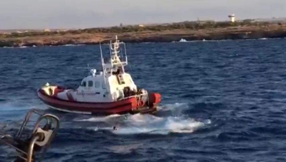 Un inmigrante del Open Arms salta al mar y los Guarda Costas italianos intervienen