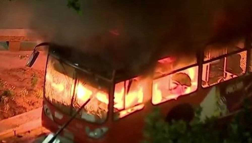 Un autobús arde en medio de las protestas de Chile