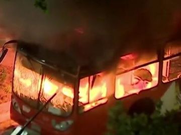 Un autobús arde en medio de las protestas de Chile
