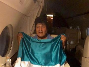 Evo Morales en el avión con destino a México