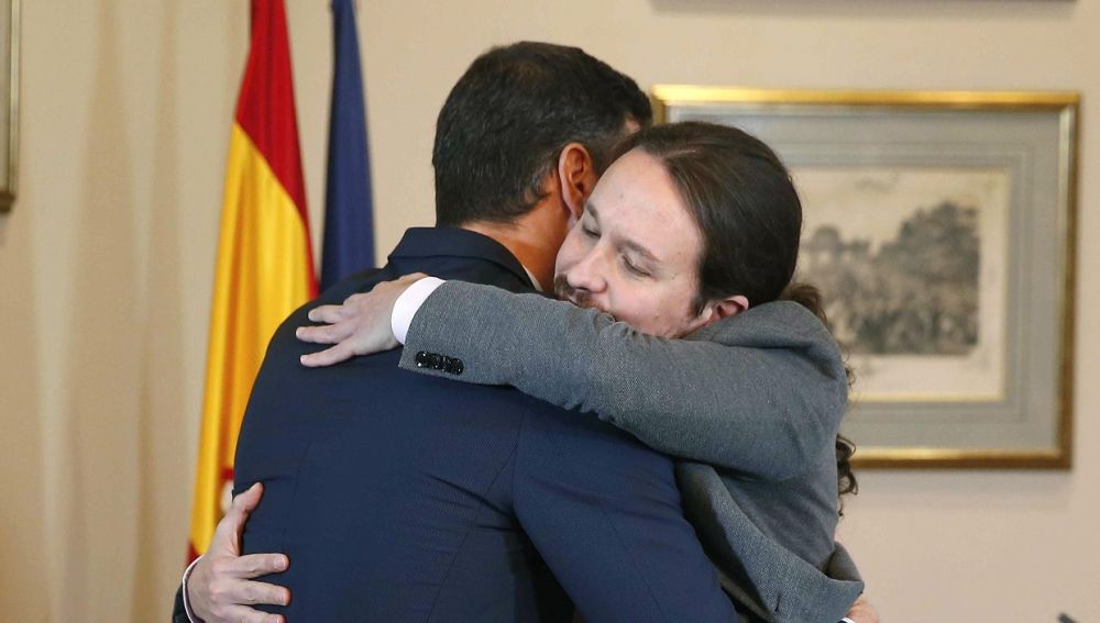 El abrazo entre Pedro Sánchez y Pablo Iglesias tras firmar el preacuerdo para un gobierno de coalición