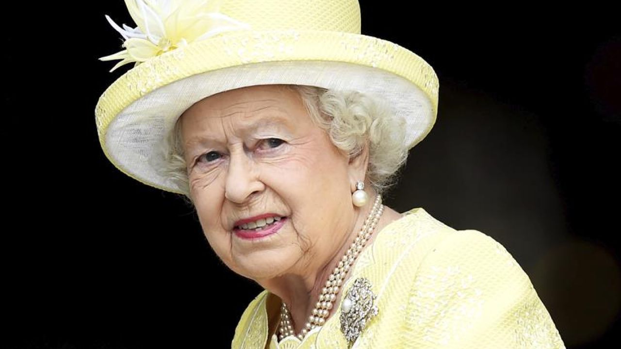La reina Isabel II de Inglaterra descubre su último retrato por