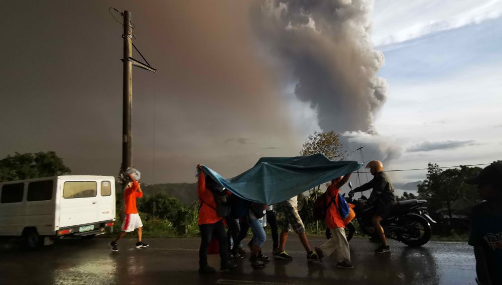 Evacuación por el volcán Taal, en Filipinas