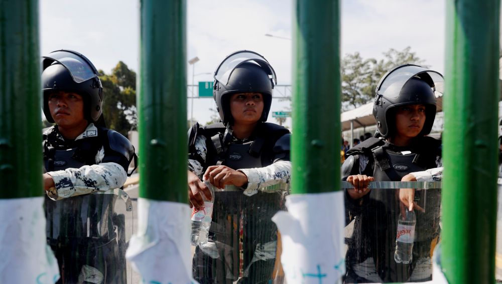 Más de 800 hondureños de la caravana pasan la frontera de Guatemala y México