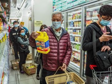 Cola en un supermercado de Macao en plena epidemia del coronavirus