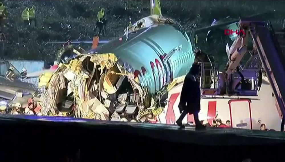 Imagen del avión que se partió en tres en Estambul