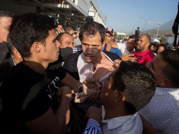 Juan Guaidó, tras haber sido golpeado en Barajas
