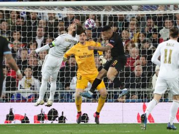 Gabriel Jesús remata ante Sergio Ramos en la jugada del empate del City ante el Real Madrid