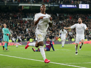 Vinicius celebra un gol con el Real Madrid