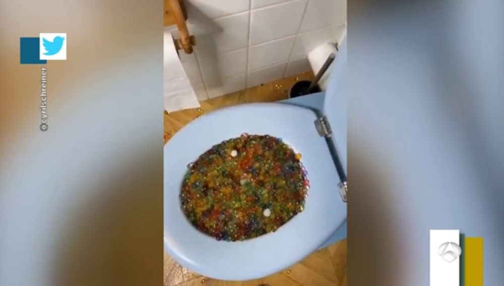 El youtuber que llenó de bolas de gel de colores su bañera y las de sus vecinos