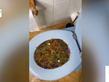 El youtuber que llenó de bolas de gel de colores su bañera y las de sus vecinos