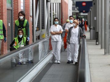 Sanitarios de los hospitales de campaña instalados en los pabellones 5 y 9 de Ifema