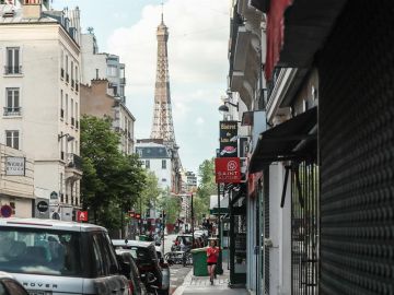 Una mujer corre por las calles vacías de París durante el confinamiento por el coronavirus
