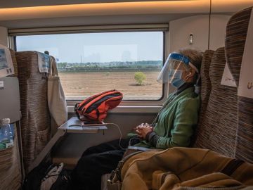 Una pasajera durante un viaje entre Wuhan y Pekín