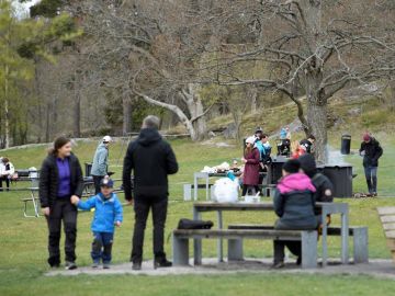 Un grupo de gente disfruta de un pícnic en Suecia pese al coronavirus