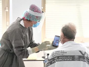 Imagen de archivo de un paciente con coronavirus en el Hospital General Universitario de Elche.