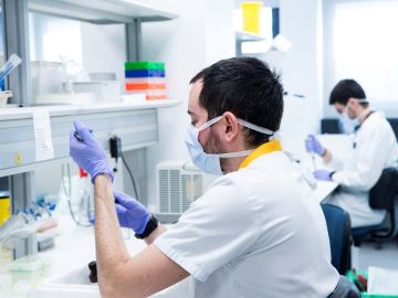 Trabajadores del Instituto de Investigación Hospital Universitario La Paz durante sus investigaciones sobre el coronavirus