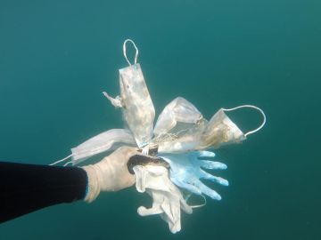 Guantes y mascarillas encontradas en el fondo del Mediterráneo.