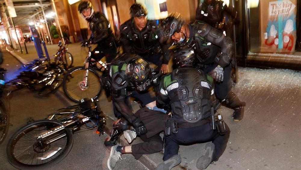 La Policía arresta a los manifestantes tras el toque de queda en Nueva York