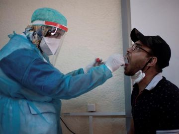 Un sanitario realiza un test del covid-19