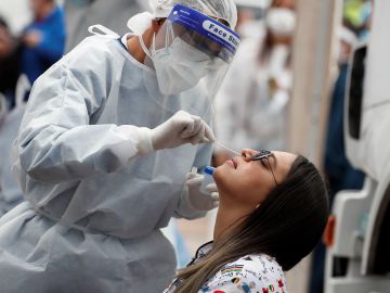 Trabajadores de la salud realizan pruebas para la Covid-19