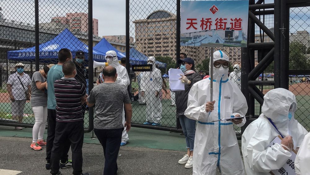 China sospecha que el brote de coronavirus de Pekin se originó por el salmón importado desde Europa