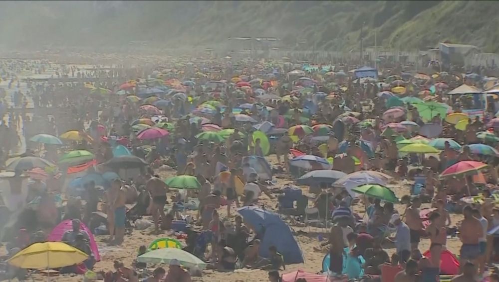 Playas abarrotadas en Gran Bretaña a pesar del coronavirus