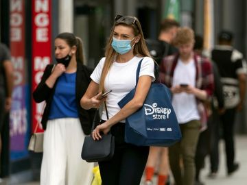 Una mujer pasea por las calles de Londres