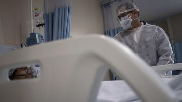 Un paciente con COVID-19 recibe tratamiento en un hospital. Un paciente con COVID-19 recibe tratamiento en un hospital.