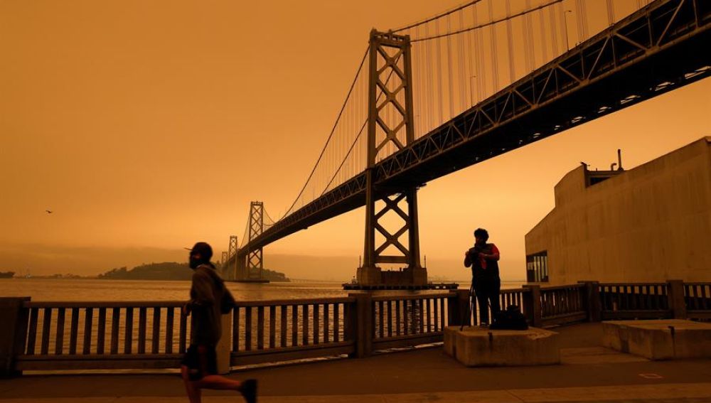 San Francisco amanece teñida de rojo por los incendios