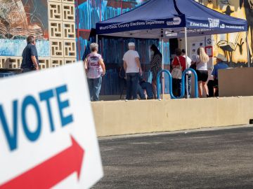 Los votantes esperan en fila para emitir sus votos en Florida