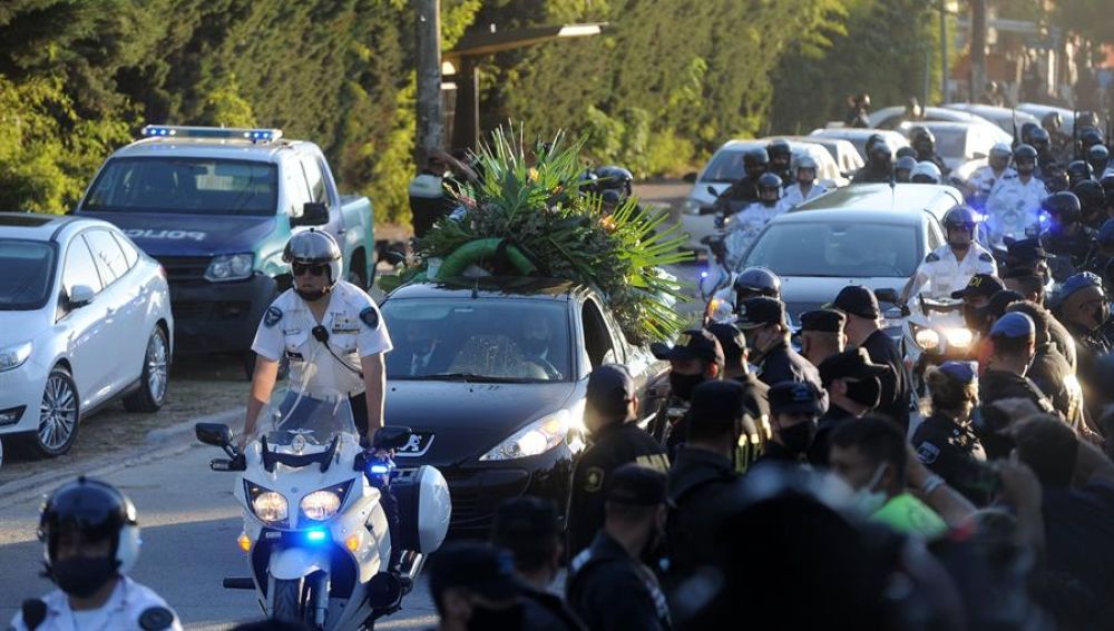 Maradona, enterrado en el cementerio de Bella Vista tras una multitudinaria despedida en Argentina
