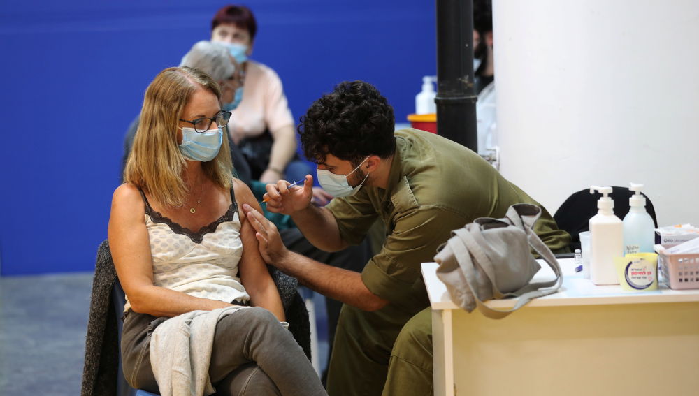 Una mujer recibe la vacuna contra la COVID-19 en Tel Aviv (Israel)