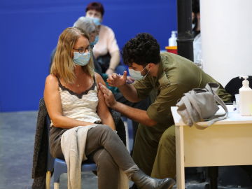 Una mujer recibe la vacuna contra el COVID-19 en Tel Aviv (Israel)
