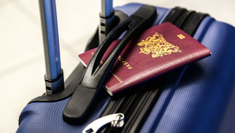 Imagen de archivo de un pasaporte y una maleta