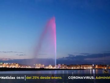 La fuente Jet d'Eau de Ginebra se ilumina de color morado para conmemorar el Día Internacional de la Mujer