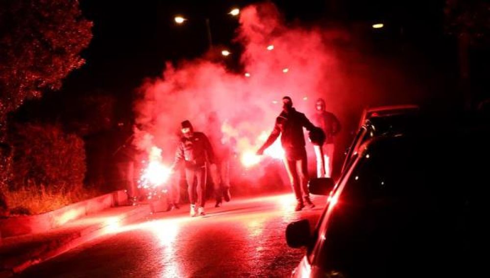 Imagen de las calles de Atenas convertidas en un campo de batalla tras una manifestación contra la violencia policial