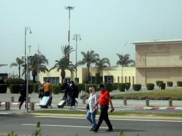 Pasajeros a su llegada del último vuelo operativo en el Aeropuerto de Rabat-Salé, este martes en Marruecos