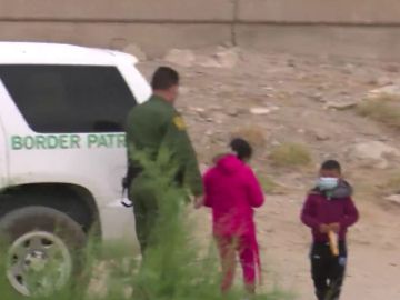 Dos menores cruzan la frontera entre EEUU y México