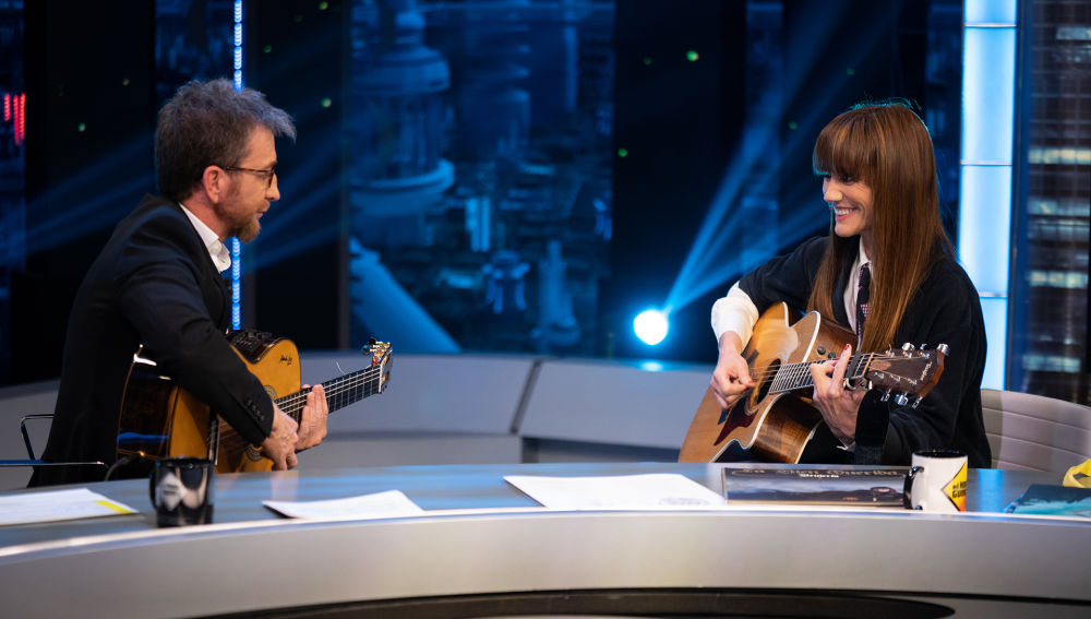 La Bien Querida emociona interpretando 'De Momento Abril' con Pablo Motos a la guitarra