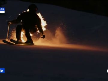 Un esquiador desciende envuelto en llamas por los Alpes franceses