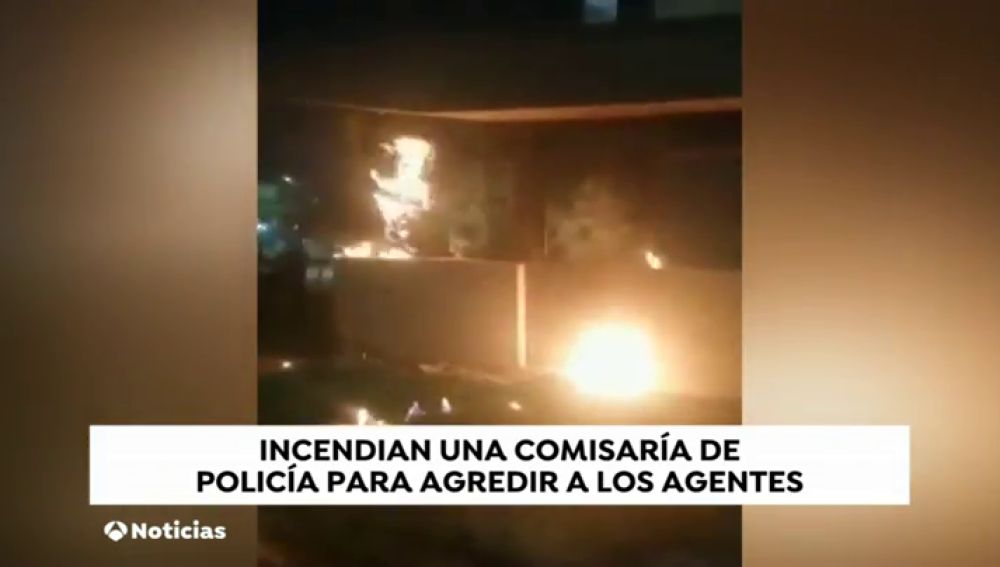 Incendian una comisaría de Bogotá y agreden a los agentes